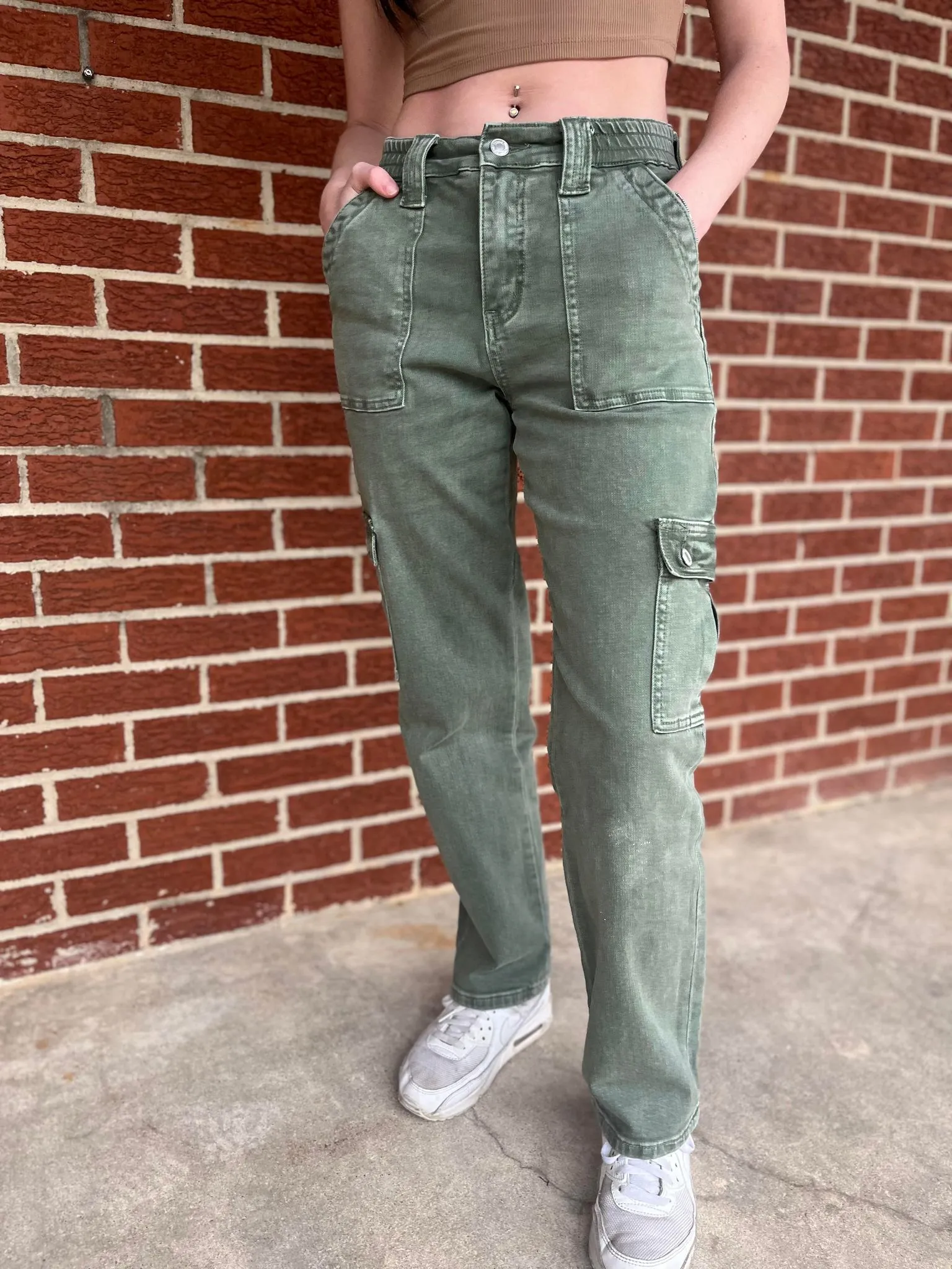 MID RISE STRAIGHT WITH CARGO JEANS POCKET DETAIL